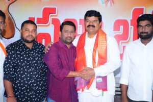 పినపాక ఎమ్మెల్యే శ్రీ పాయం వెంకటేశ్వర్లు గారిని మర్యాదపూర్వకంగా కలిసి శాలువాతో సత్కరించిన యూత్ కాంగ్రెస్ జిల్లా అధ్యక్షులు చీకటి కార్తీక్ గారు