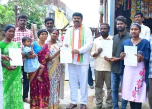 ఆపదలో అండగా ప్రభుత్వం – లబ్ధిదారులకు సిఎంఆర్‌ఎఫ్ చెక్కులు పంపిణీ చేసిన ఎమ్మెల్యే పాయం వెంకటేశ్వర్లు