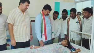 అస్వస్థతకు గురైన గురుకుల విద్యార్థులను పరామర్శించిన ఎమ్మెల్యే పాయం వెంకటేశ్వర్లు